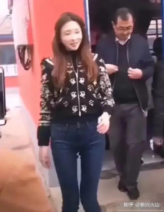 林志玲长腿变成x型腿,林志玲跪坐剧照