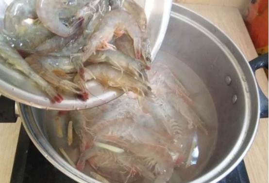 水煮虾的正确做法冷水还是沸水,水煮虾应该是凉水下锅还是热水