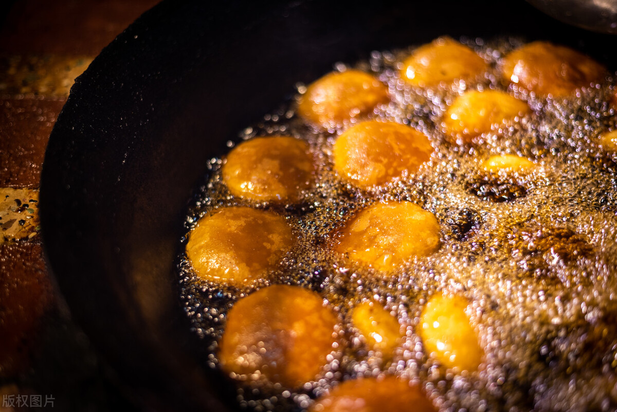 调糊油炸如何酥脆不腻,如何保持油锅炸的食品酥