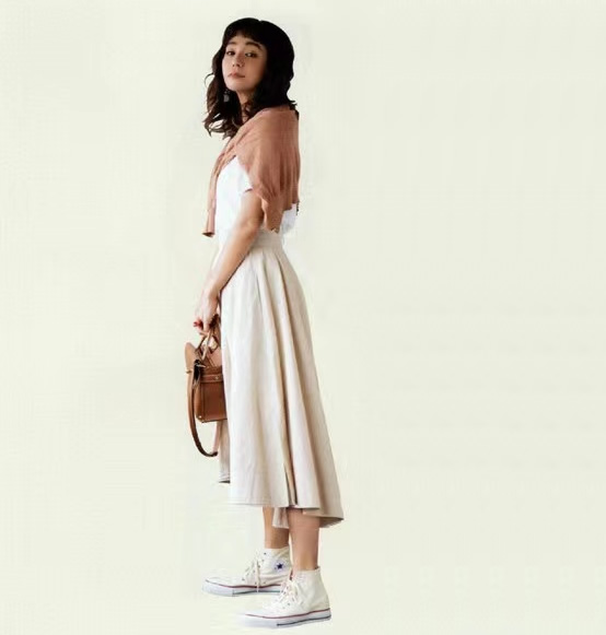 女生穿运动鞋最时尚的穿搭,白体恤怎么搭配裙子运动鞋