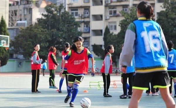 小学足球比赛女子,梅江小学女足足球队