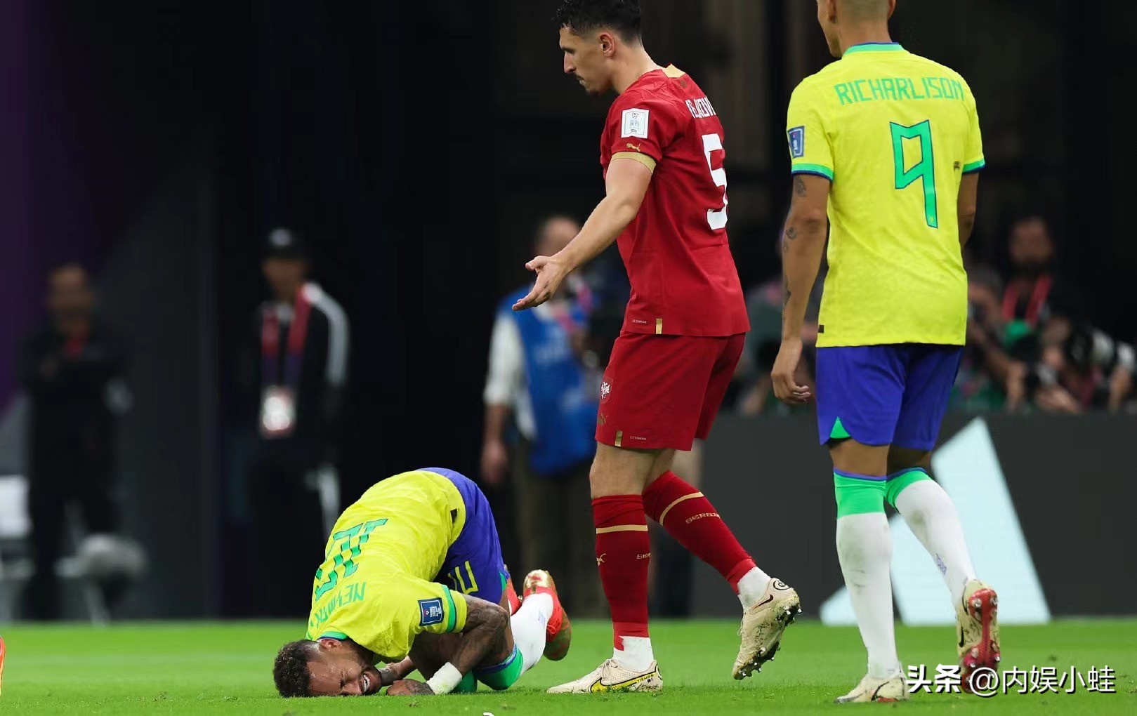 内马尔被换下流泪,可怜的内马尔一场球被拽倒十次