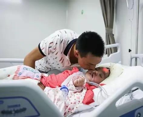 女孩被继母虐待遭遇悲惨令人痛心,女儿长期遭受父母虐待隐忍五年