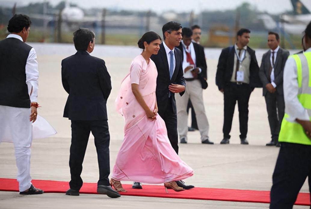 英国第一夫人在印度新照！穿粉色纱丽少女感满满，苏纳克也帅