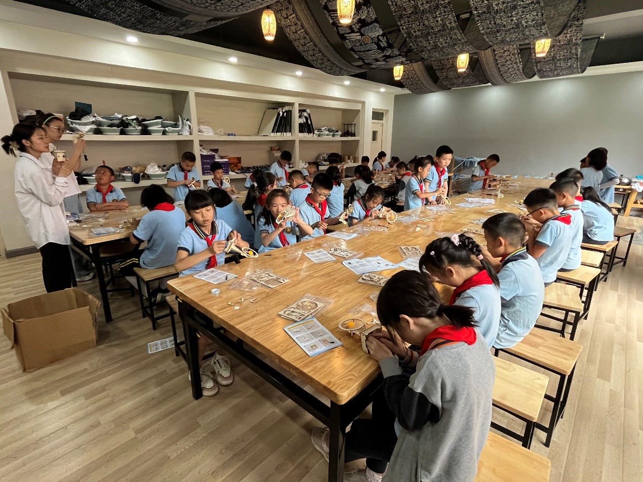 科普活动进校园点亮孩子科学梦,科普知识进校园科技体验零距离