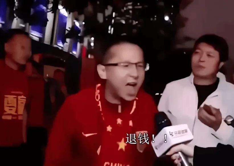 “退钱哥”庆祝国足取胜,退钱哥举中国国旗