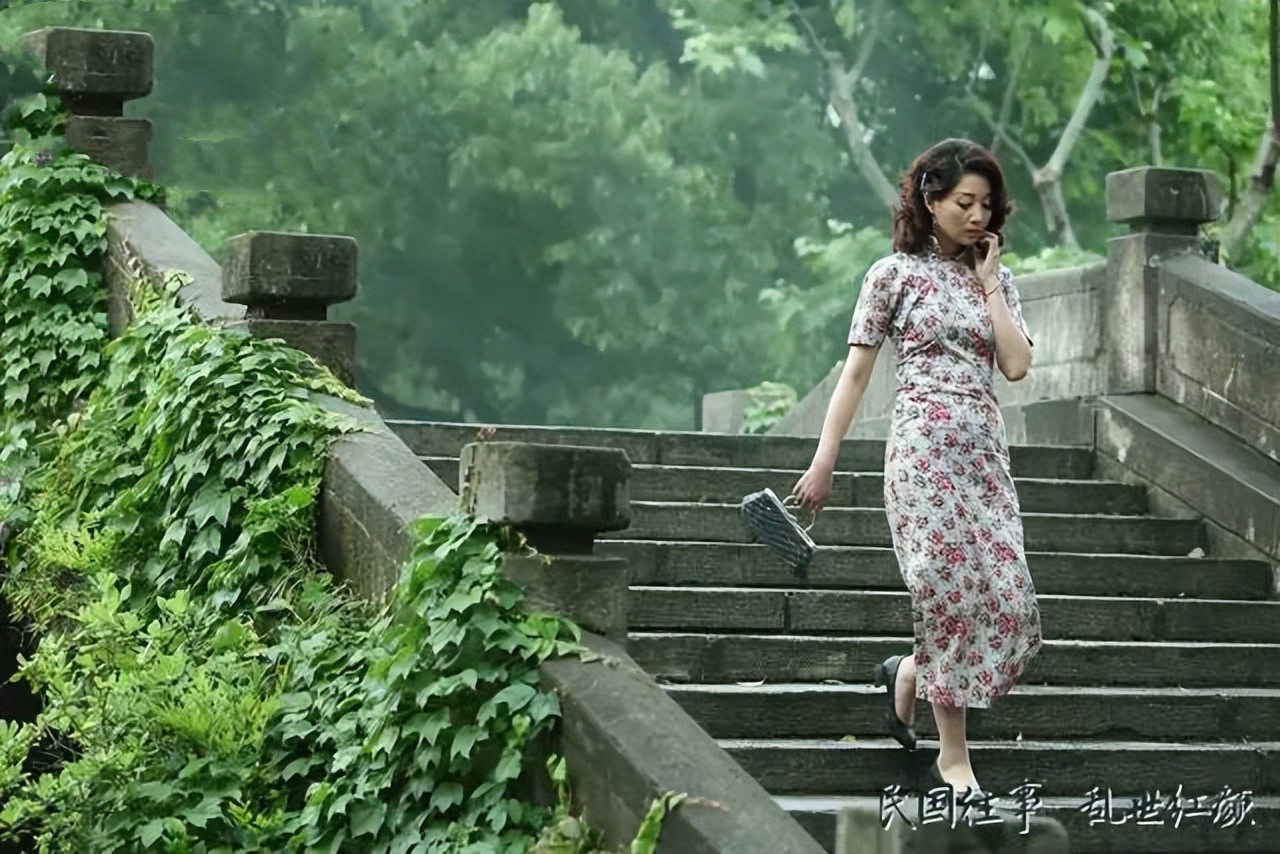 刘嘉玲关晓彤同框,穿旗袍大秀窈窕好身材