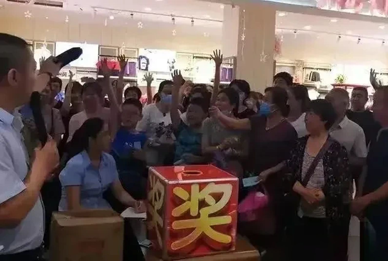 男子花20万买房抽中一等奖金牌,男子花1元抽中43万元房子