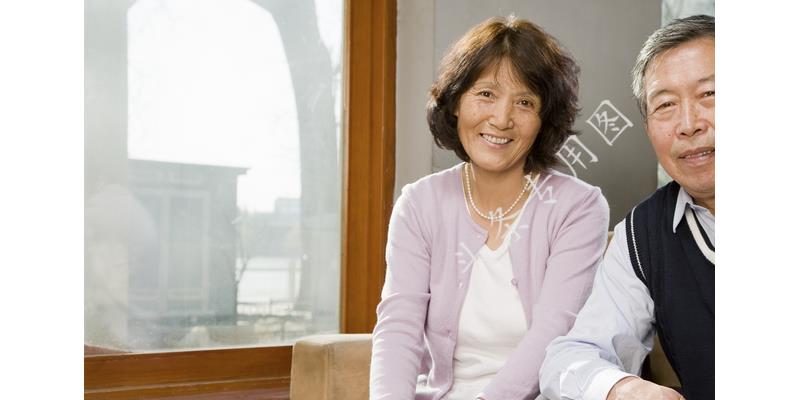 小伙被父亲联合后妈赶出家门，5年后霸气归来，看见后妈愣住了