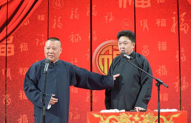 郭德纲对岳云鹏上春晚唱歌的看法,郭德纲探班岳云鹏春晚