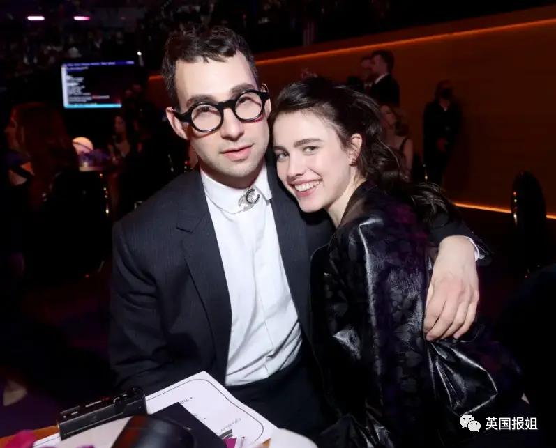 霉霉演唱会美国小姐开场自我介绍,霉霉与打雷姐现身超级碗