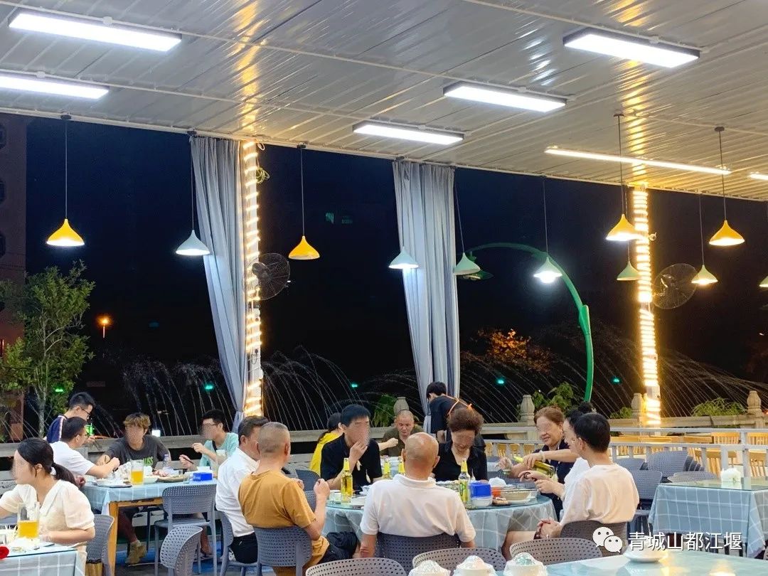 初秋城市漫游指南！都江堰8大爆款夜游地全在这里，吹河风尝美食get暴走两万步的畅快~