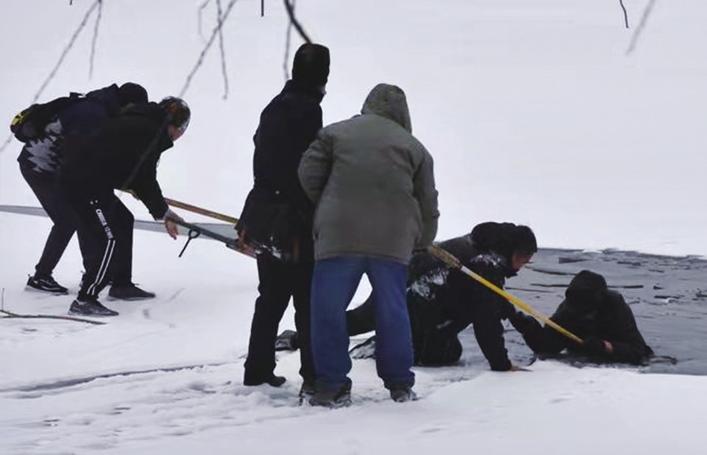 救人的小伙被找到,救人的白衣大哥找到了吗