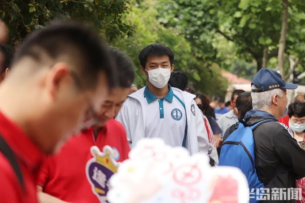 刚刚，青岛5万多勇士霸气走进战场！少年，此去何求？夺盛名、拔头筹、争魁首、独占鳌头！