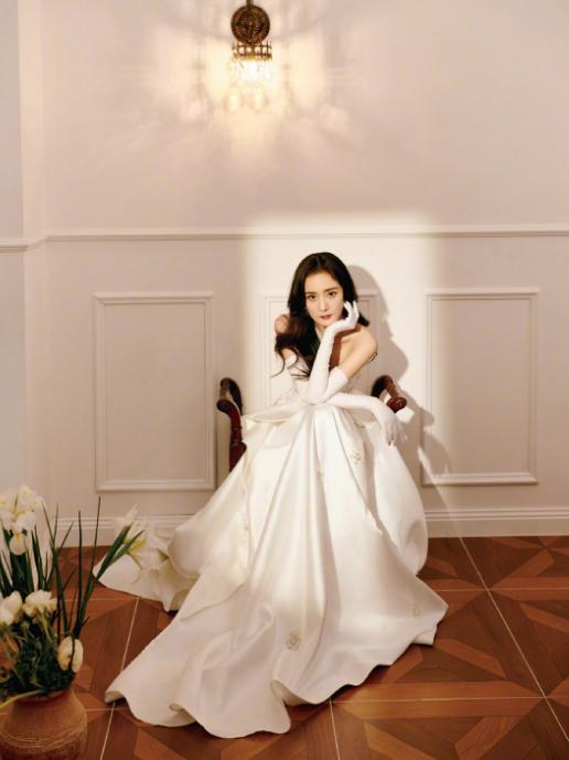 杨幂露脐装时尚,杨幂穿黑色露脐装现身机场