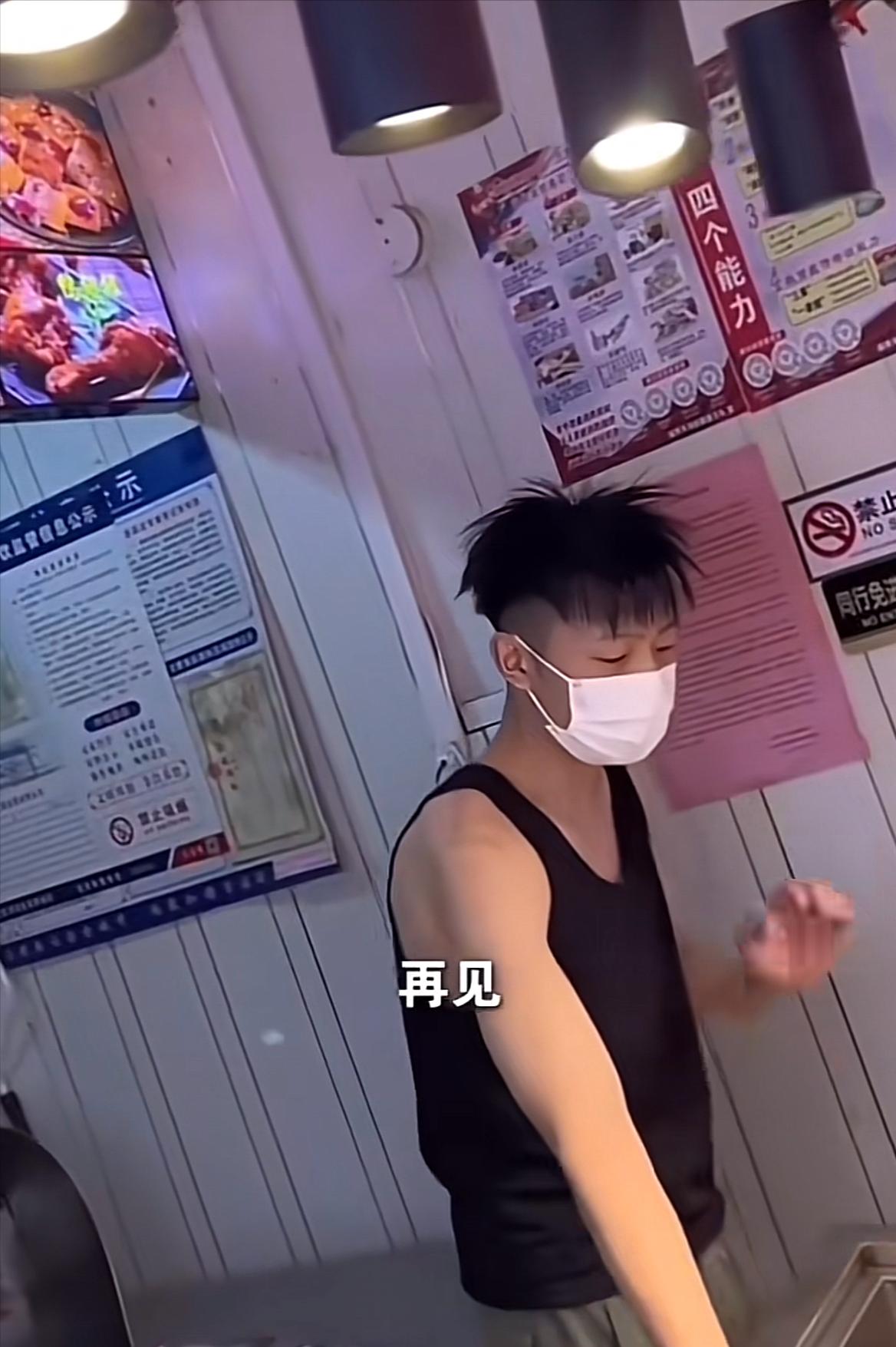 开黄腔、摸肌肉、玩烂梗，淄博鸭货小哥正在被下头女游客性骚扰