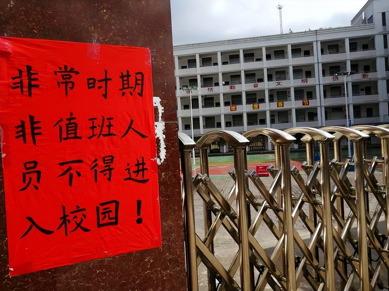 江西两名大学生翻墙出校，学校直接把他们俩开除，评论区两极分化