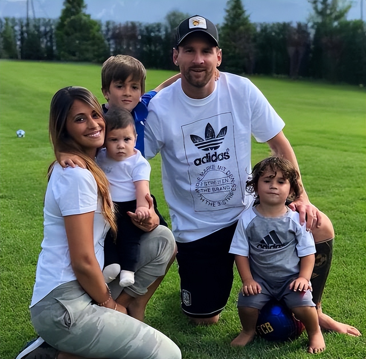 梅西携妻子看台大巴黎,梅西携妻子