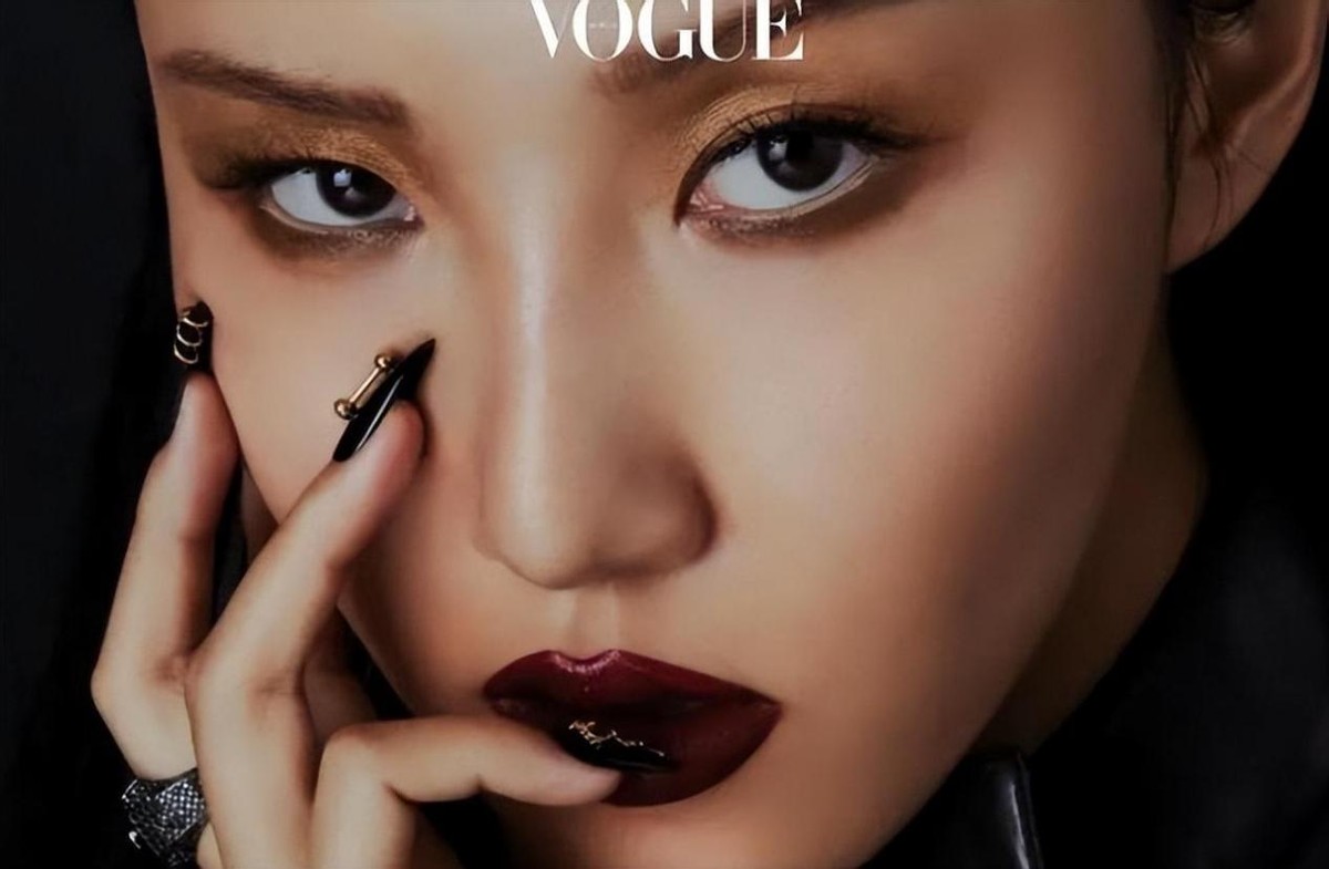 女艺人在校园表演摸*体下**舔手，污秽不堪，告发涉嫌演出淫乱罪