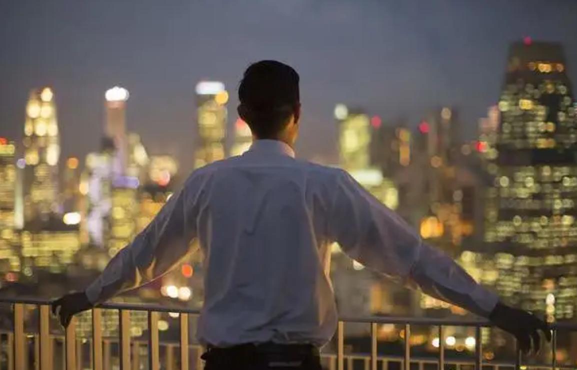 四川老汉挖出250斤人形树根,四川男子挖到人形树根