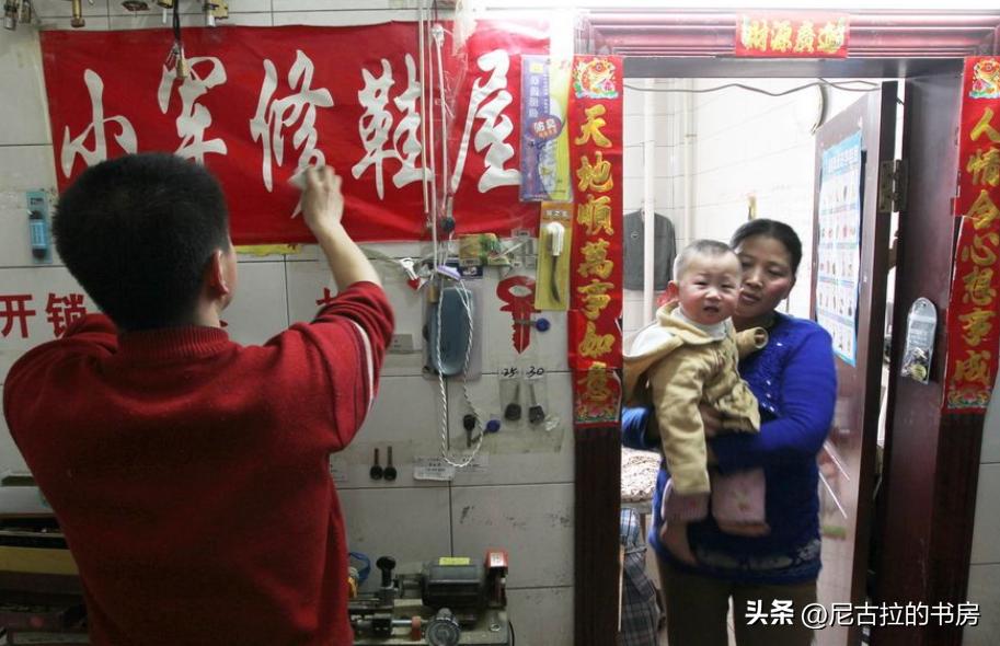 沈阳一小伙在公厕结婚生子，一住就是五年，如今孩子无法上学