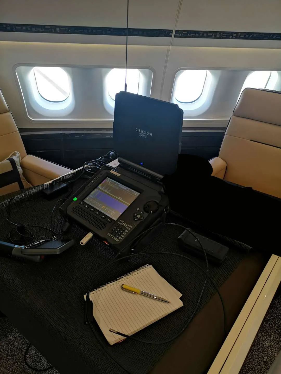 震惊！富豪在私人飞机上被*听窃**