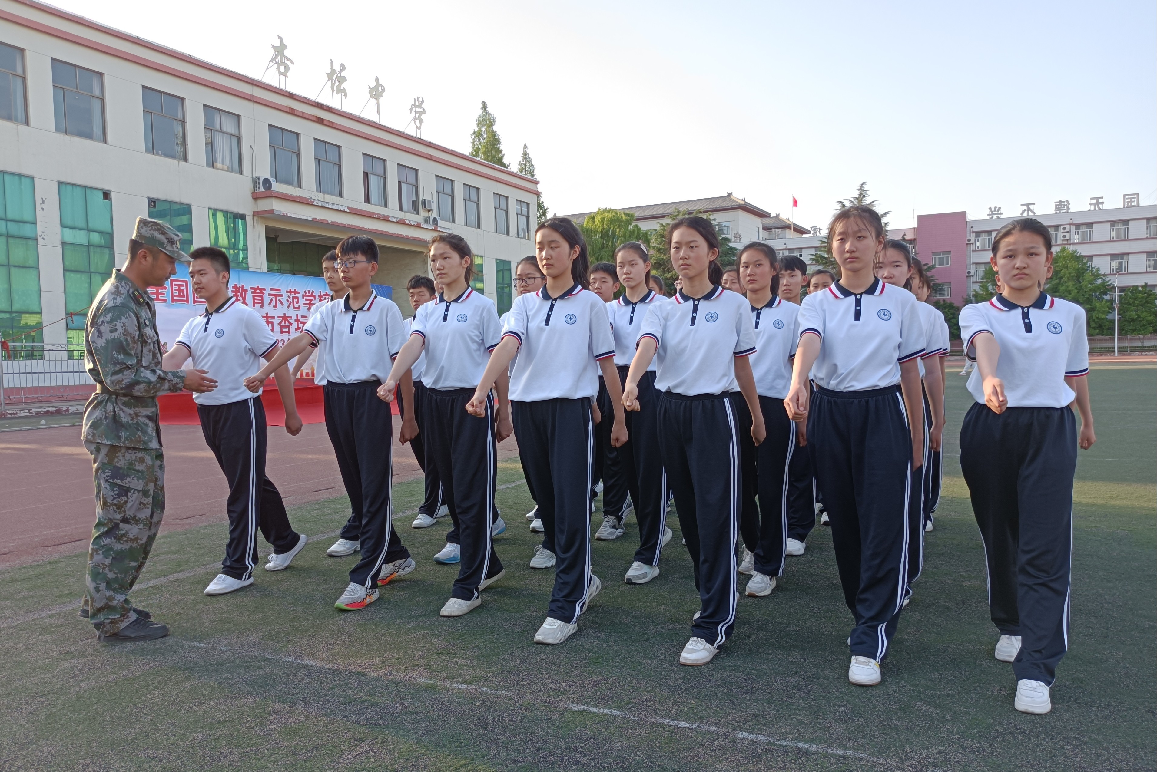 杏坛中学曲阜升旗仪式,曲阜市国防教育