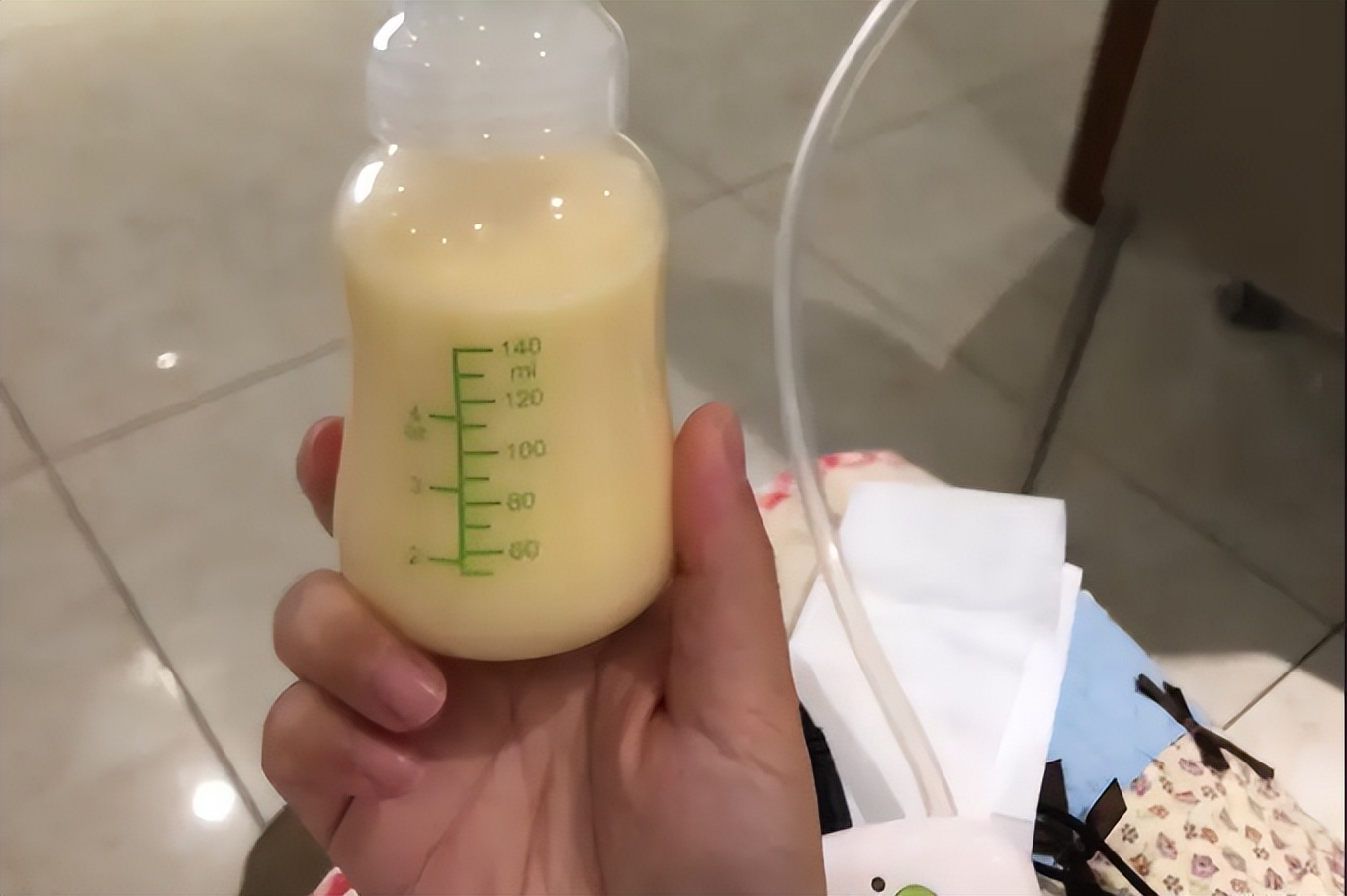用奶瓶装母乳宝宝还是不吃怎么办,奶瓶喂母乳和亲喂有什么区别