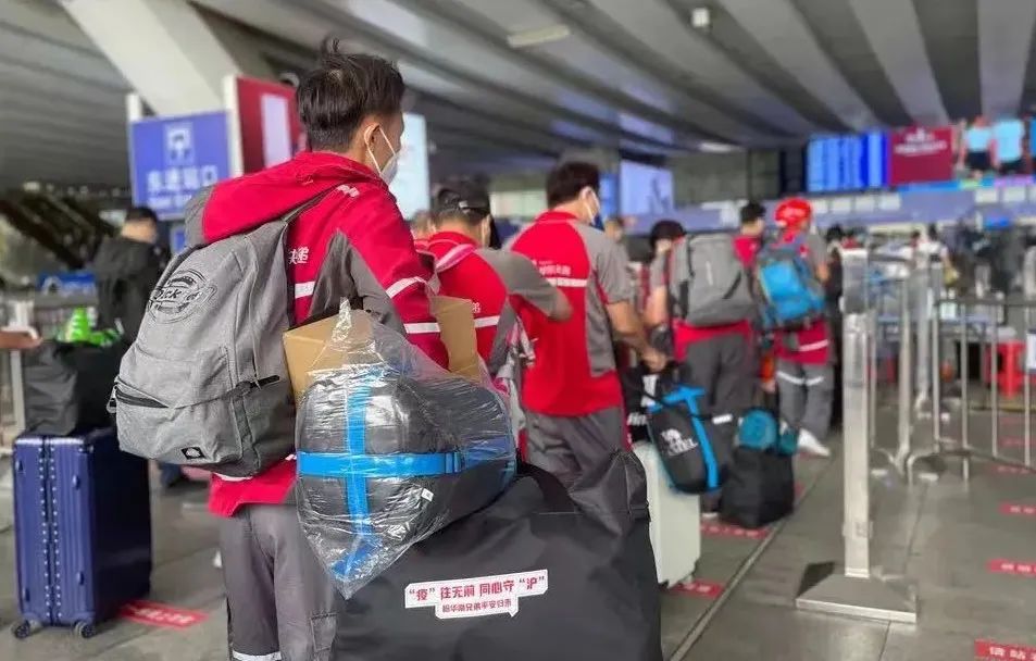 京东3246名快递小哥援沪,援沪快递小哥深夜拿着行李