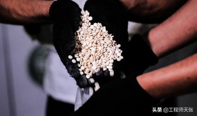 俄军缴获乌军神秘药丸,俄军给乌军俘虏吃什么