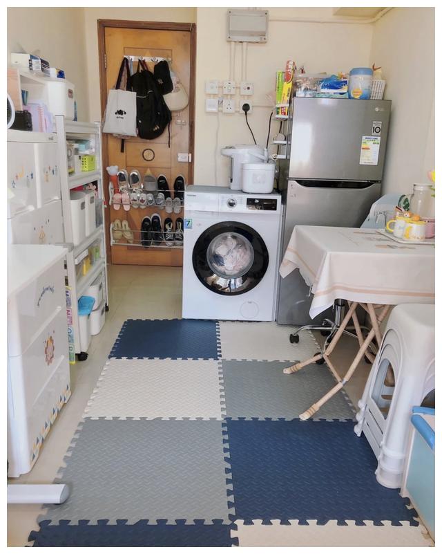 香港一家三口住8平米的房子视频,香港屋邨的真实生活