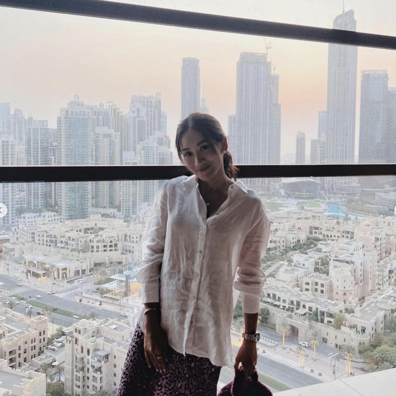 英拉穿西装出席活动照片,泰国50岁英拉