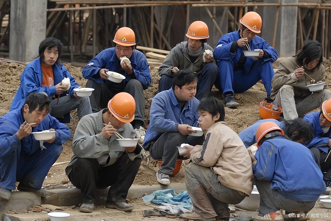 “115天假期”被怼上热搜！专家偷换概念，网友正面硬刚！