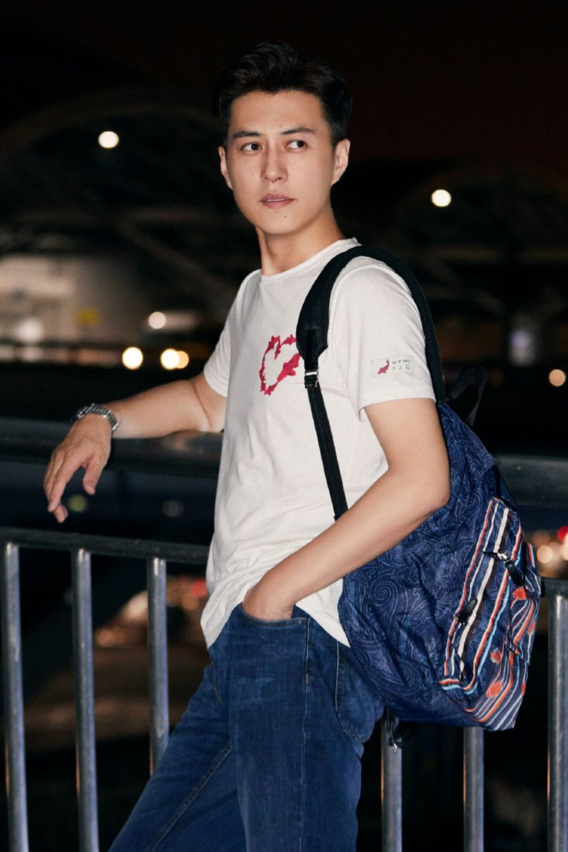 中年男人：为什么劝你少穿POLO衫，多穿T恤？看46岁靳东就明白了