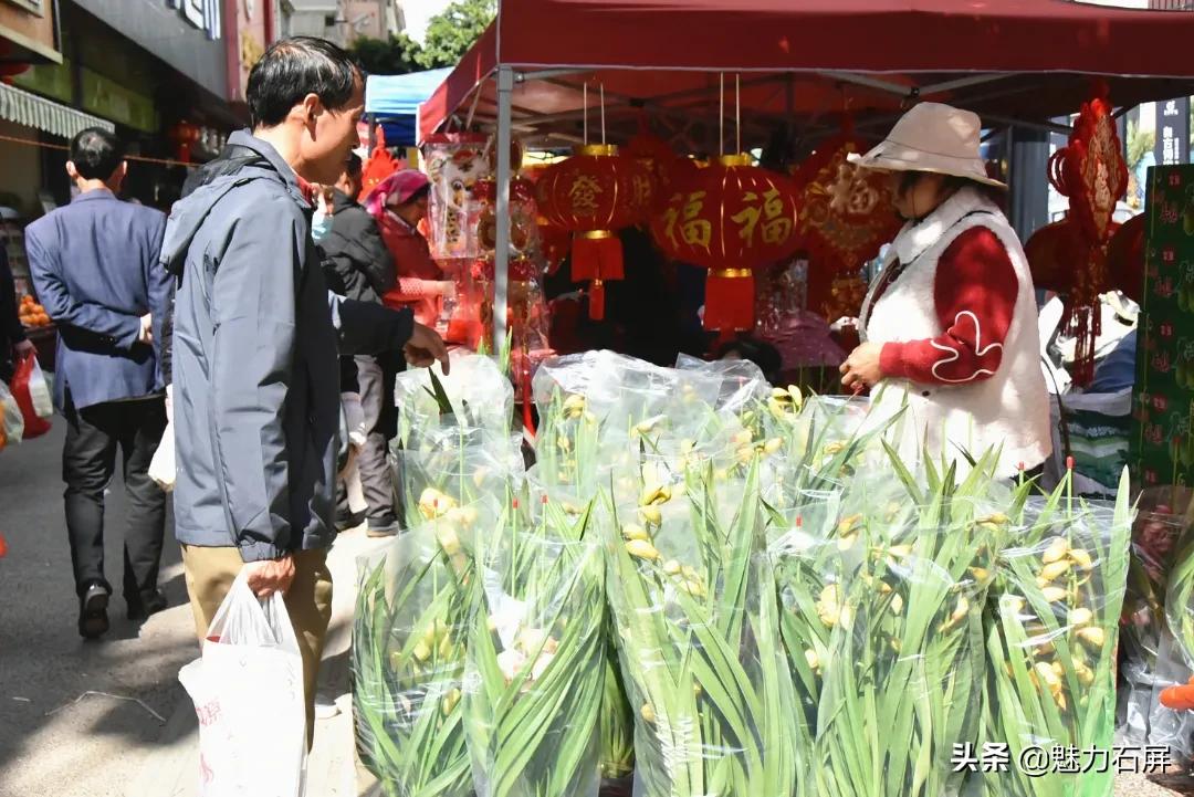 迎春接福送春联红红火火过大年,网络中国节贴春联