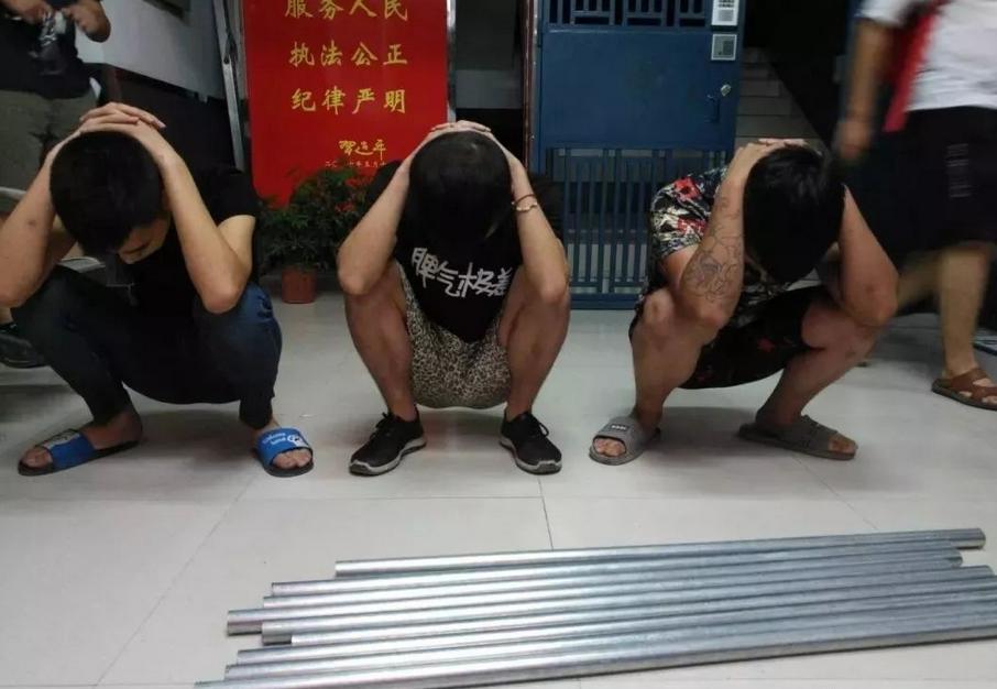 网上聊天认识女网友，线下见面强行让我带她去商场消费，该怎么办