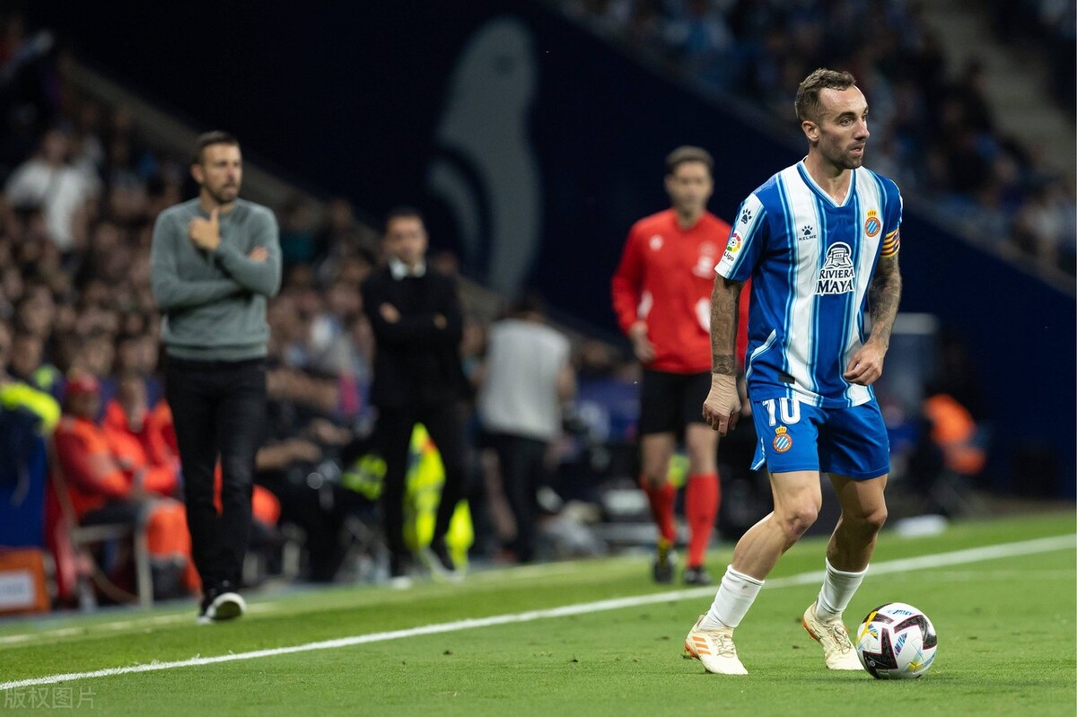 巴萨夺冠被球迷追打第一视角,巴萨夺冠西班牙球迷冲入场内