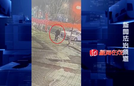 男子偷走10多部手机,男子偷窃手机俩小伙当场拿下