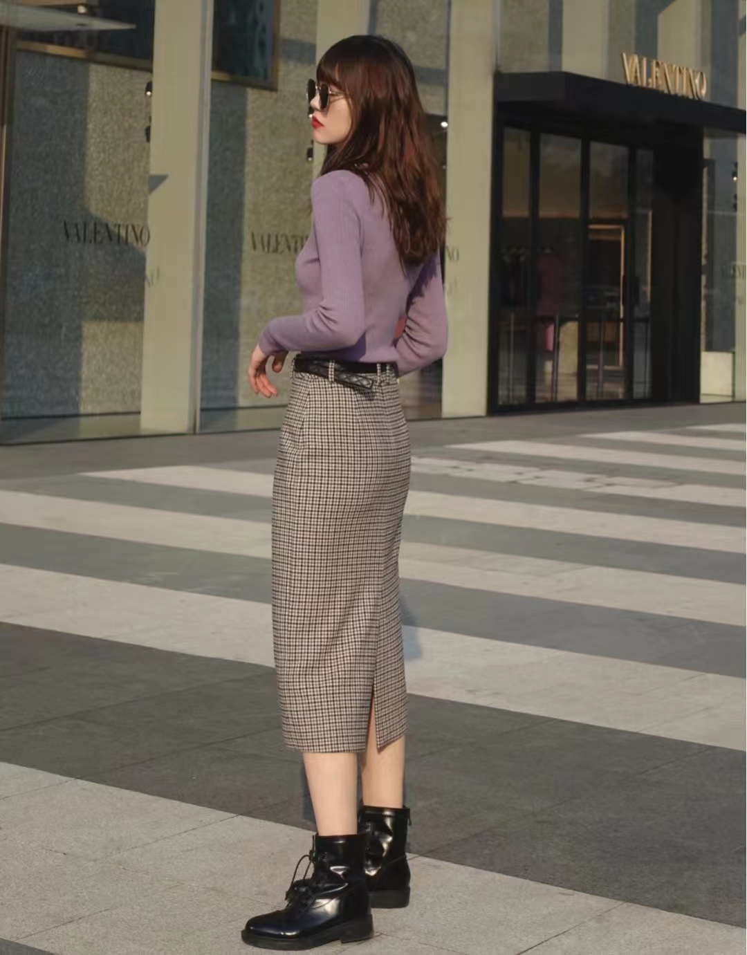 千鸟格半身裙秋冬款a字版30岁,黑白千鸟格半身裙配原绒色毛衫