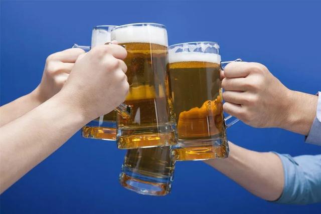 坚持30天每天喝一瓶啤酒会发生啥,每晚喝一瓶啤酒就睡觉有没有伤害
