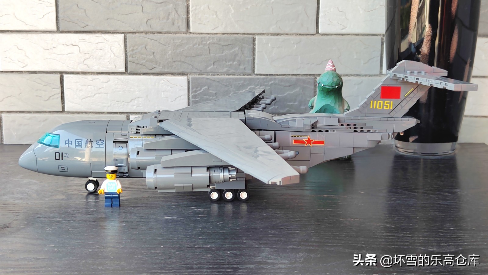 森宝积木6800a拼装视频,胖妞100个积木拼一个超大的机器人