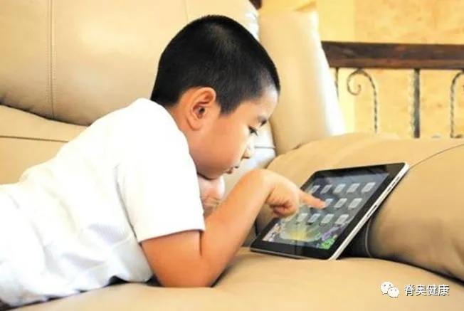 「胸椎后凸」小朋友怎么“老”了，该如何挺直脊梁？