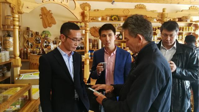 哈萨克斯坦美女爱上中国小伙，在恋爱中抓住跨国商机，他们赚大了