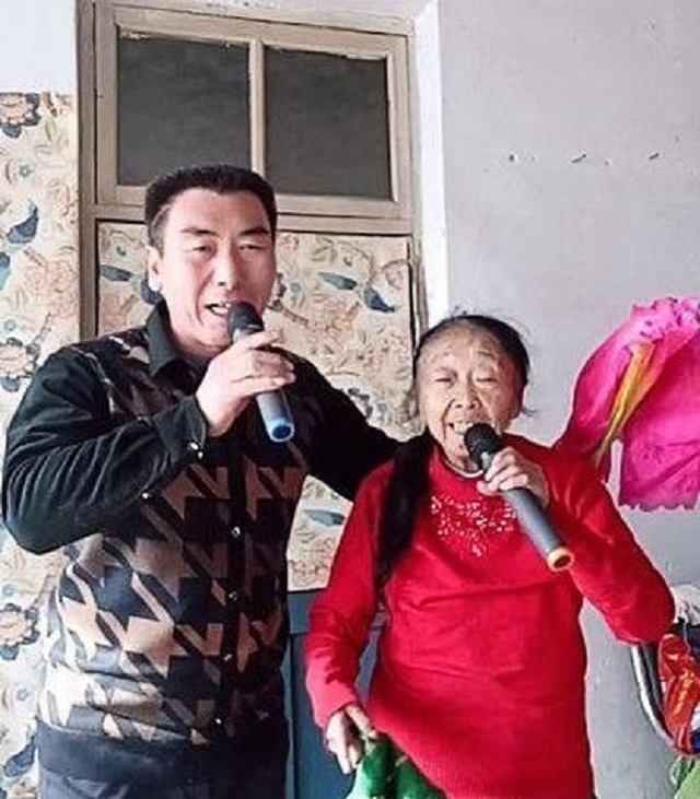 26岁小伙娶58岁阿姨18年后离婚,28岁小伙娶了42岁大姐