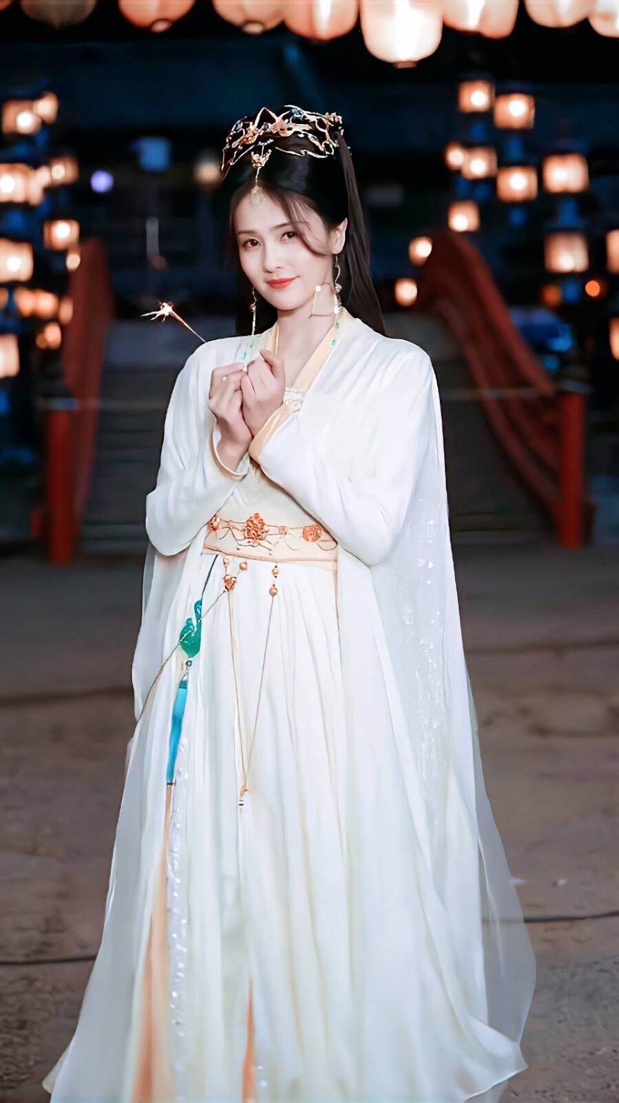 白鹿多少岁签约于正,白鹿学历于正