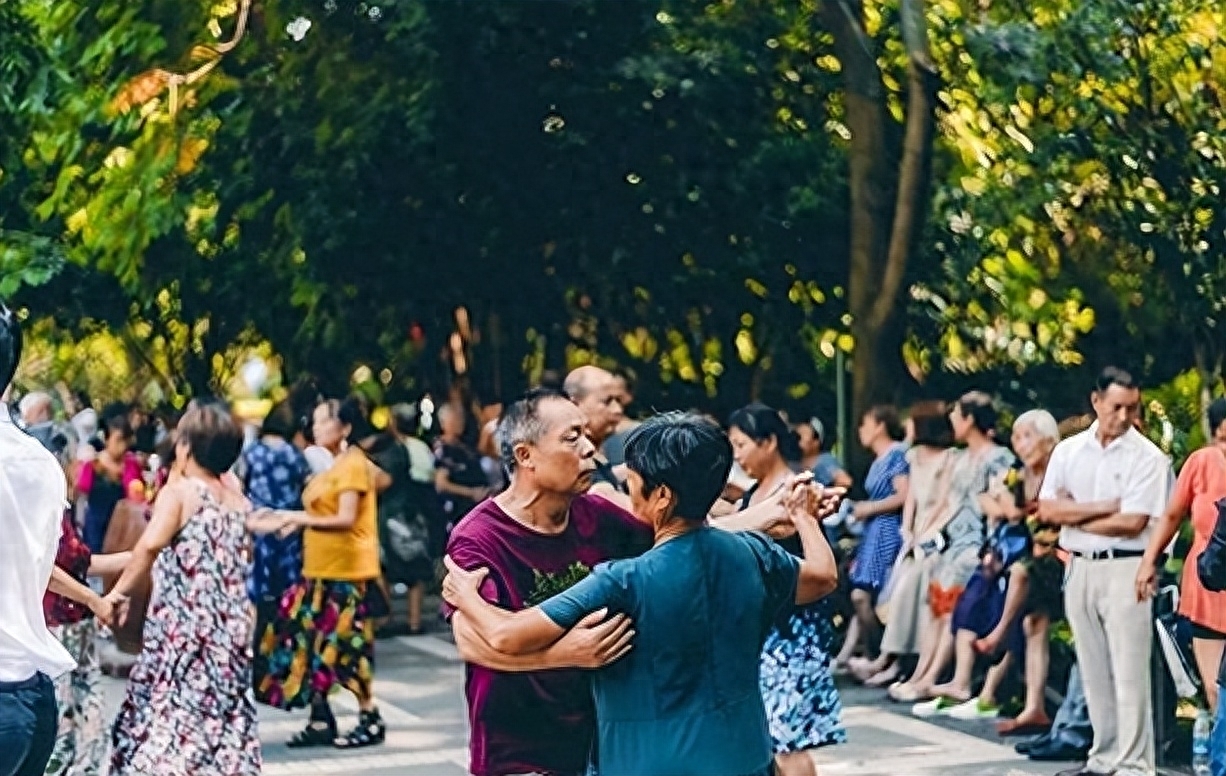 父亲离婚娶了后妈该如何接受,父亲再婚娶后妈好吗