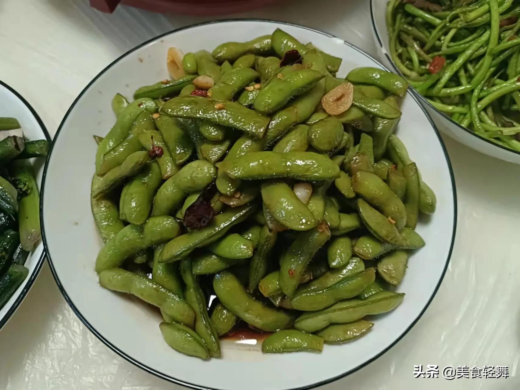 去女友家拜年，妈妈做了13道菜，男友却没敢动筷，网友：太不讲究