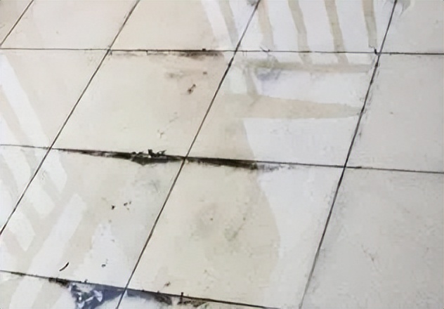 卫生间瓷砖底下往餐厅渗水怎么办,卫生间瓷砖渗水怎么办