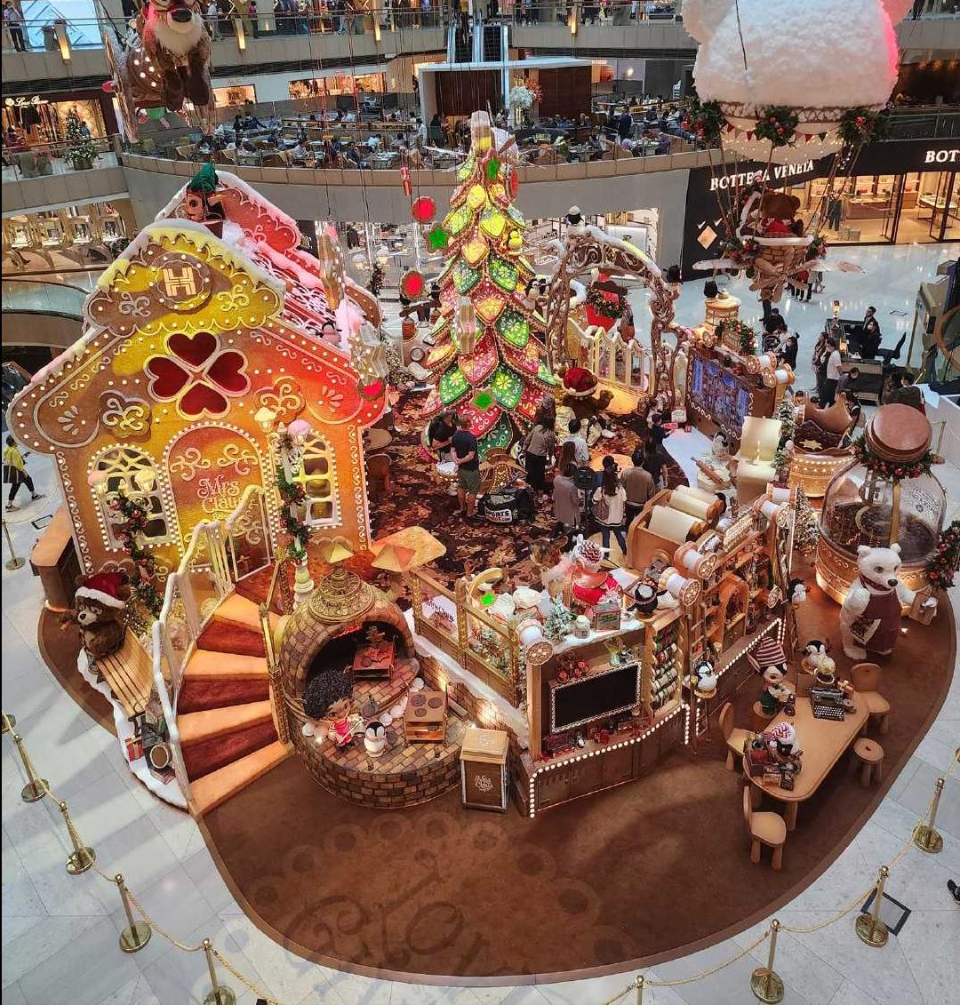 香港圣诞节打卡地超大圣诞树,香港圣诞氛围越来越浓了