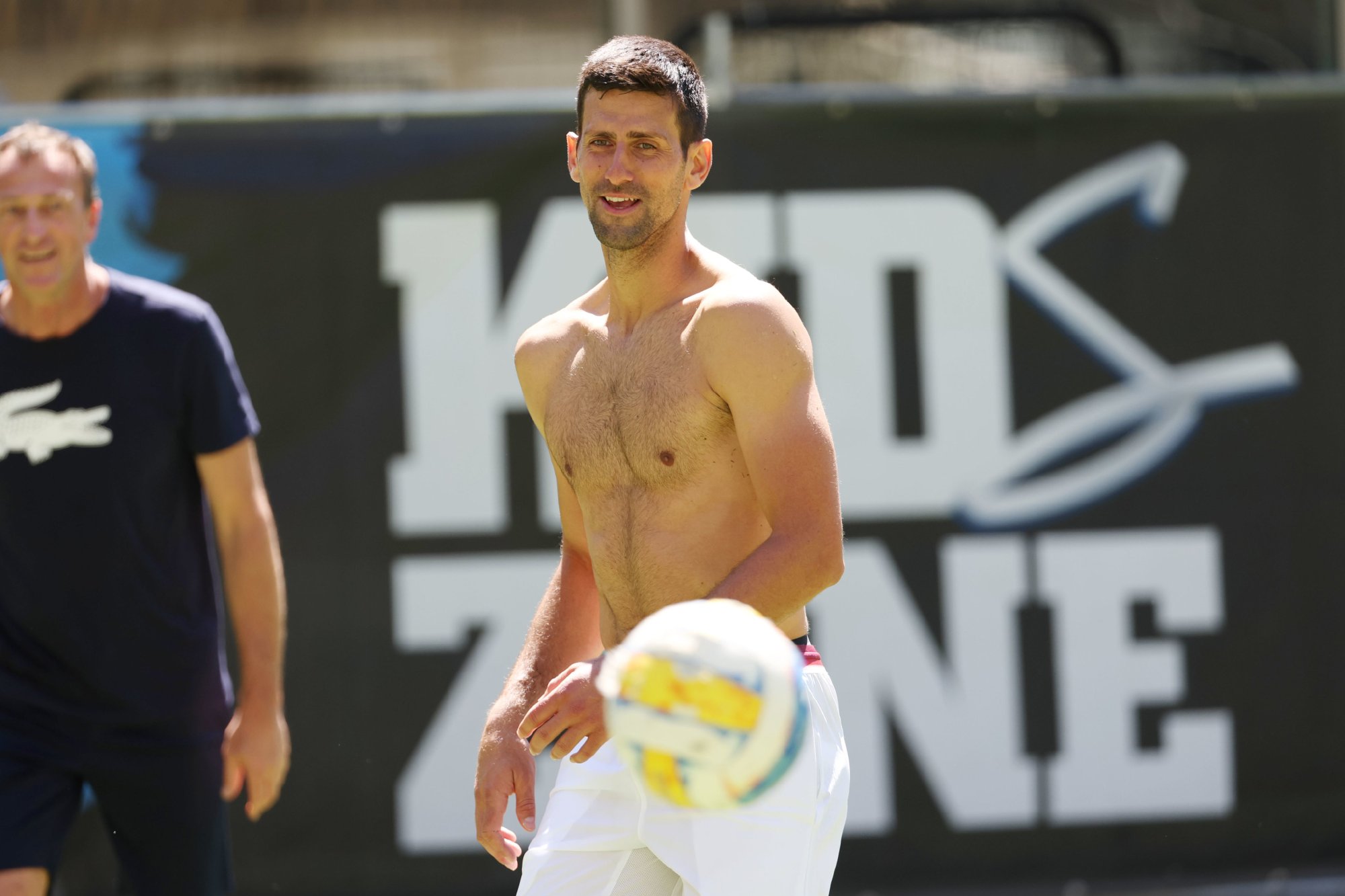 德约科维奇赤膊踢足球,德约科维奇保持身材